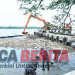 GOTONG ROYONG DI UJUNG DERMAGA, SAMBUT HUT TNI KE-81 DENGAN LAUT YANG BERSIH