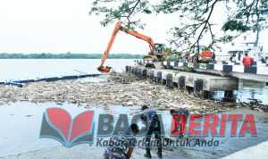 GOTONG ROYONG DI UJUNG DERMAGA, SAMBUT HUT TNI KE-81 DENGAN LAUT YANG BERSIH