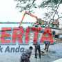 GOTONG ROYONG DI UJUNG DERMAGA, SAMBUT HUT TNI KE-81 DENGAN LAUT YANG BERSIH